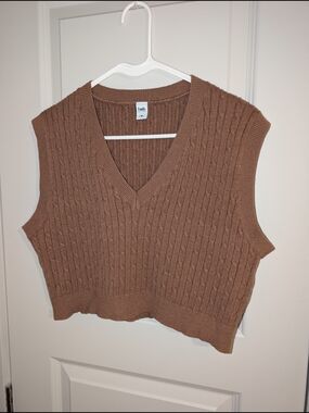 2/30$ 💓 twik Cable Knit V‑Neck Sleeveless Sweater